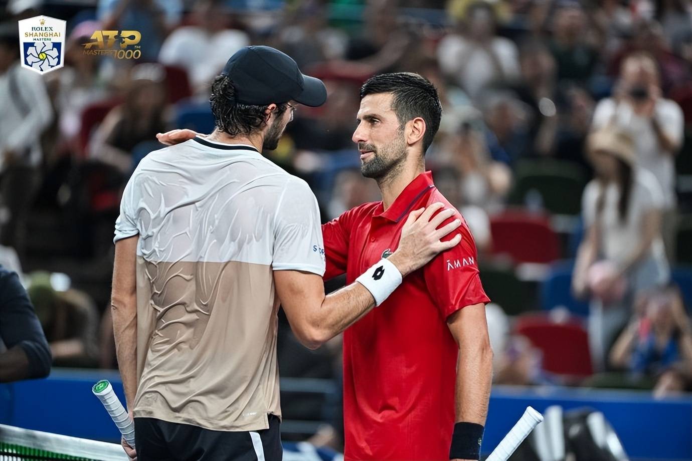 德约科维奇回归赛场，爆冷首场状态亮眼，热火观众沸腾！(德约科维奇温网最新消息)